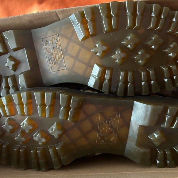 Brand new in box Leonardo Doc Martens Smiths size 11 men’s - Picture 3 of 3